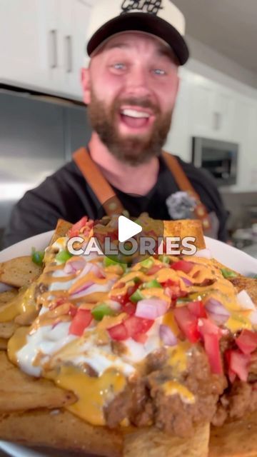 Kyle Smith on Instagram: "Level up your nachos with this high protein version of our favorite childhood version! Listen.. nothing wrong with knocking down a nachos bell grande every once and awhile… but if you’re in a calorie deficit and need to hit a protein goal.. try mine instead. 

Macros: 
For 1 serving (shown in video) 
570 calories 63g protein 43g carbs 23g fat 

To make 2 servings
16oz. 93/7 beef 
6 zero carb mission tortillas 
100g nonfat Greek yogurt 
4 tbsp nacho cheese 
Taco seasoning 
2 servings no fat rosarita beans 
Tomato (2)
1 red onion 
1 jalapeno 

#nachos #tacos #beef #cheddar #proteinpacked #protein #easyrecipe #cozy #foodlover #foodstagram ymfood #fitnessfood #protein #nutrition #fatloss #healthyrecipes #macros #countingcalories #fitfood #lowcaloriemeals #mealprep #he Macro Friendly Football Snacks, Low Calorie Nachos, High Protein Nachos, Jalapeno Nachos, Protein Nachos, Healthy Nachos Recipe, Greek Nachos, Nachos Recipe Beef, Kyle Smith