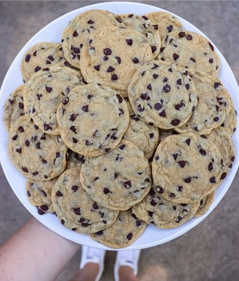 Classic Chewy Chocolate Chip Cookies - Six Vegan Sisters Six Vegan Sisters, Mini Chocolate Chip Cookies, Vegan Candies, Chewy Chocolate Chip, Chewy Chocolate Chip Cookies, Vegan Chocolate Chip, Think Food, Vegan Cookies, Cookies Recipes Chocolate Chip