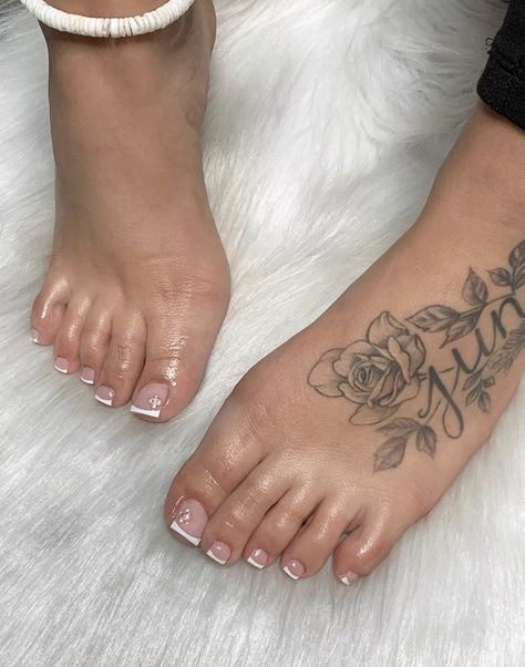 Halloween Toe Nails, Tattoo On Foot, French Pedicure, Pretty Hand Tattoos, Gel Toe Nails, Foot Tattoos For Women, Acrylic Toes, Pretty Toe Nails, Cute Toe Nails