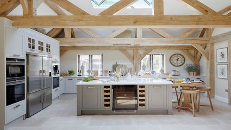 Kitchen Island Sizes: How Big Should Your Design Be? Kitchen Island Size Guide, Kitchen Island Sizes, Kitchen Island Size, Clever Kitchen Ideas, Herringbone Kitchen, Large Kitchen Island, Big Kitchen, Kitchen Extension, Handmade Kitchens