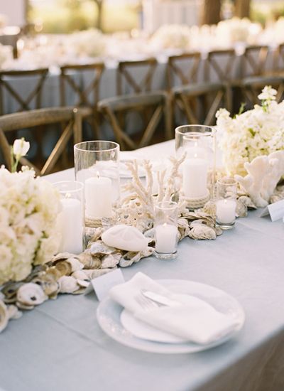 Beach Table Decorations, Beach Wedding Tables, Flowers And Candles, Flowers Candles, Beach Wedding Reception, Beach Table, White Centerpiece, Sea Wedding, Tafel Decor