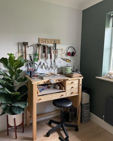 Garage Jewelry Studio, Tiny Jewelry Studio, Jewelry Desk Ideas, At Home Jewelry Studio, Jewellery Studio Workspaces, Jewelers Desk, Jewelry Workshop Studio, Home Jewelry Studio, Silversmith Studio