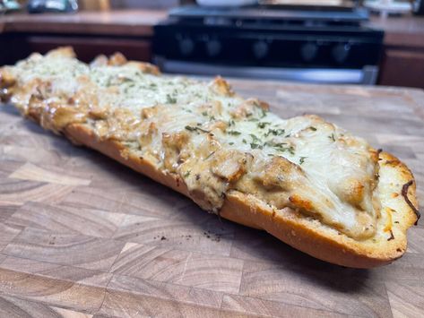 Chicken Alfredo Garlic Bread – Catherine's Plates Alfredo Garlic Bread, Stick Of Butter Rice, Garlic Butter For Bread, Chicken Bacon Alfredo, Make Alfredo Sauce, Ground Beef Rice, Chicken Alfredo Bake, Turkey Casserole, Chicken Alfredo Recipes