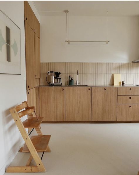 Marfa Modern Interior, Micro Cement Backsplash, Hanging Cabinets Kitchen, Terrazzo Tile Kitchen, Interior Design Small Apartment, Reform Kitchen, Vintage Wooden Kitchen, Kitchen Oak, One Wall Kitchen