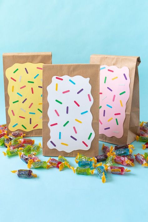 Make easy pop tart treat bags using paper bags and cardstock for quick and adorable party favors filled with treats like candy for gifting at parties! Pop Tart Birthday Party, Candyland Birthday Party Favors, Two Sweet Birthday Party Favors, Candy Ideas For Party, Two Sweet Party Favors, Birthday Gifts Easy, Treat Gift Ideas, Diy Party Bags, Ice Cream Party Favors