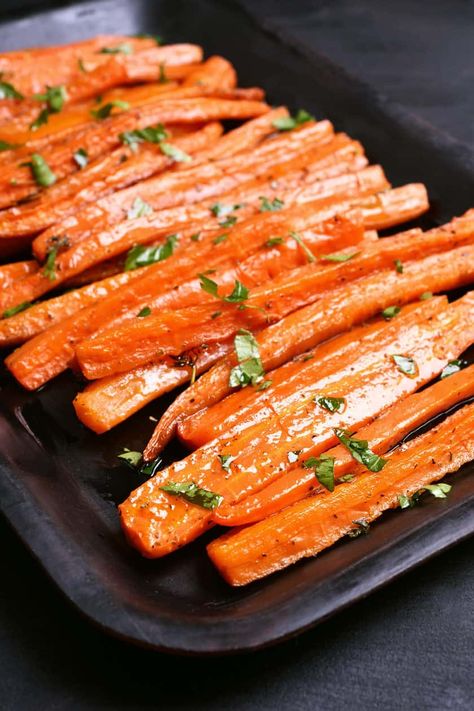 Easter Carrot Recipes, Carrots Oven, Easy Roasted Carrots, Christmas Dinner Side Dishes, Christmas Dinner Sides, Carrots Healthy, Garlic Carrots, Glazed Carrots Recipe, Roasted Carrots Recipe