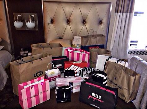 Huge Shopping Spree, Shopping Spree Bags, Boujee Lifestyle, Luxury Birthday Gifts, 17th Birthday Gifts, Luxury Lifestyle Girly, Luxury Birthday, Wedding Gifts Packaging, Luxury Lifestyle Fashion