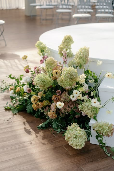 Tuscan Ceremony Wedding, Antique Hydrangea Centerpiece, Wedding Ceremony Chandelier, Flower Arrangements Neutral, Big Flower Arrangements Wedding, Neutral Spring Wedding Flowers, Fall Wedding Hydrangea, Stage Flowers Wedding, Ground Ceremony Flowers