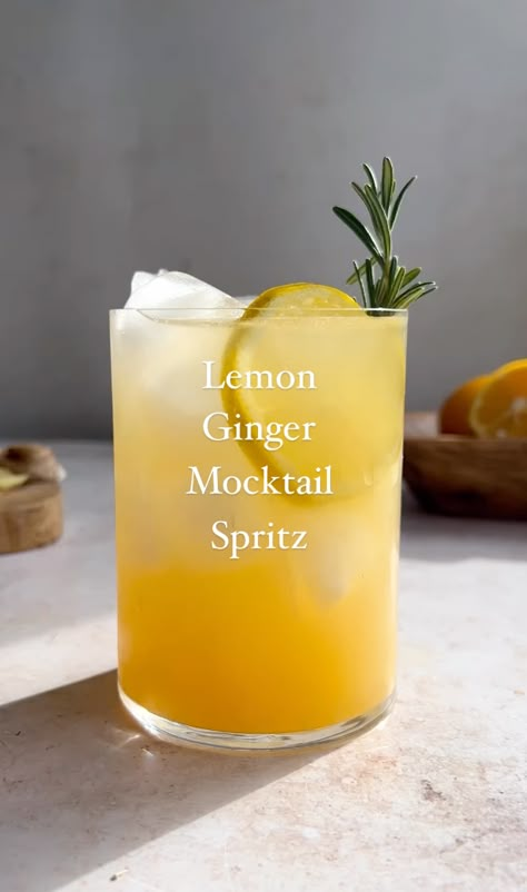 Ginger Mocktail, Sommer Mad, Flavored Sparkling Water, Alcohol Free Drinks, Drink Recipes Nonalcoholic, Lemon Ginger, Honey Syrup, Ginger Juice, Fancy Drinks