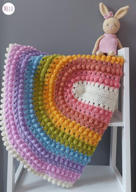 Modern Haken, Crochet Hack, Crochet Stitches Guide, Rainbow Blanket, Crocheted Blanket, Modern Crochet Patterns, Baby Afghan Crochet, Rainbow Crochet, Haken Baby