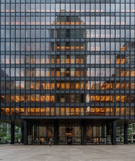 Michael Kimmelman explores New York City's iconic skyscrapers on virtual walks with Guy Nordenson and Annabelle Selldorf | The Seagram Building, a landmark of midcentury Modernism, at 375 Park Avenue. Photo: Maciek Lulko | Archinect Miles Van Der Rohe, Metlife Building, International Style Architecture, Seagram Building, High Building, Virtual Walk, Ludwig Mies Van Der Rohe, Interior Design Sketches, Skyscraper Architecture