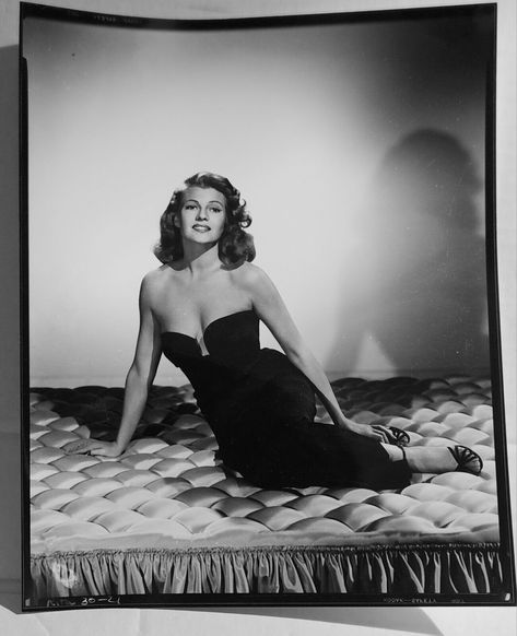 RITA HAYWORTH GLOSSY 8x10 B/W Photo Re-Strike Printed From Orig. Neg NOT DIGITAL $25.00 - PicClick Rita Hayworth Gilda, Love Goddess, Hollywood Scenes, Veronica Lake, Old Hollywood Movies, Hollywood Party, Rita Hayworth, Movie Photo, Hollywood Actor