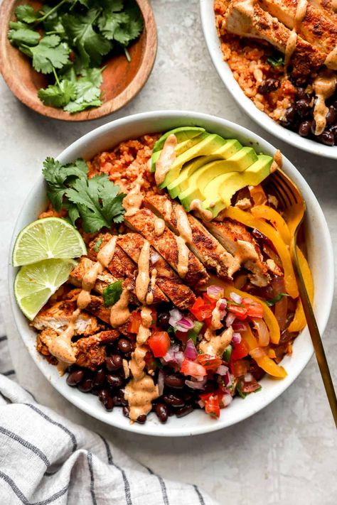 Fajita Burrito Bowl, Burrito Bowl Chicken Seasoning, Burittos Bowl Recipes, Chicken Chipotle Bowl, Chipotle Chicken Bowl Recipe, Chicken Bowl Recipe Healthy, Burrito Bowl Chipotle, Copycat Chipotle Chicken Burrito, Chipotle Bowl Recipe