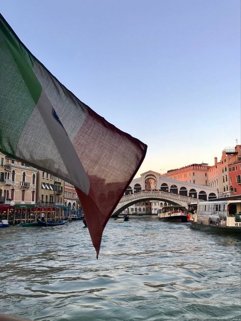 Rialto Bridge, Italy Flag, Best Places To Travel, Venice Italy, Hidden Gems, Places To Travel, Venice, Rome, Bridge