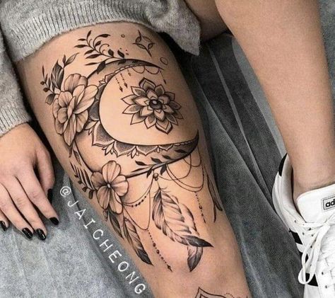 Dreamcatcher Tattoo Thigh, June Tattoo, Tattoo Bein Frau, Front Thigh Tattoos, Girl Thigh Tattoos, Hip Thigh Tattoos, Thigh Tattoos, Tattoos Women, Leg Tattoos Women