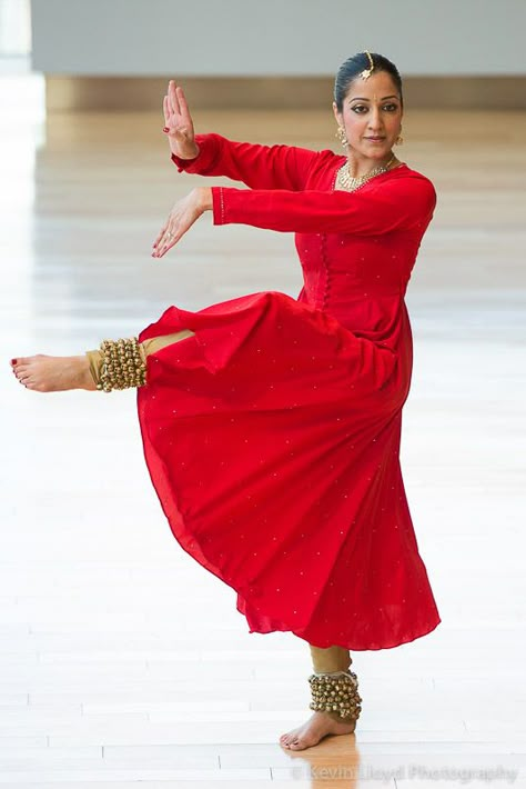 . Bollywood Dance Photography, Kathak Poses, Kathak Costume, Dancing Poses, Bharatanatyam Poses, Kathak Dance, Dance Of India, South Silk Sarees, Indian Classical Dance