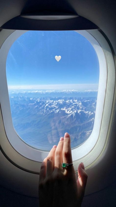 Travel Hacks & Travel Tips To Make Your Next Trip Easier Trip Astethic, Solo Travel Aesthetic, Photo Avion, Travel Instagram Ideas, Solo Vacation, Plane Photos, Airport Pictures, Airport Aesthetic, Travel Picture Ideas