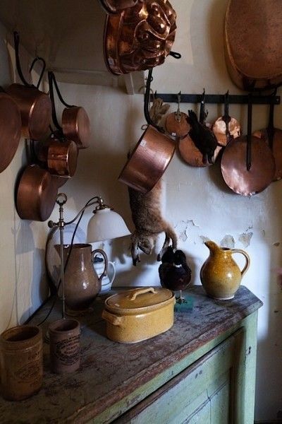 Old Pots And Pans, Cottagecore Cooking, Antique Cookware, Knife Tricks, Old Pots, Copper Molds, Copper Collection, Kitchen Rustic, Copper Decor