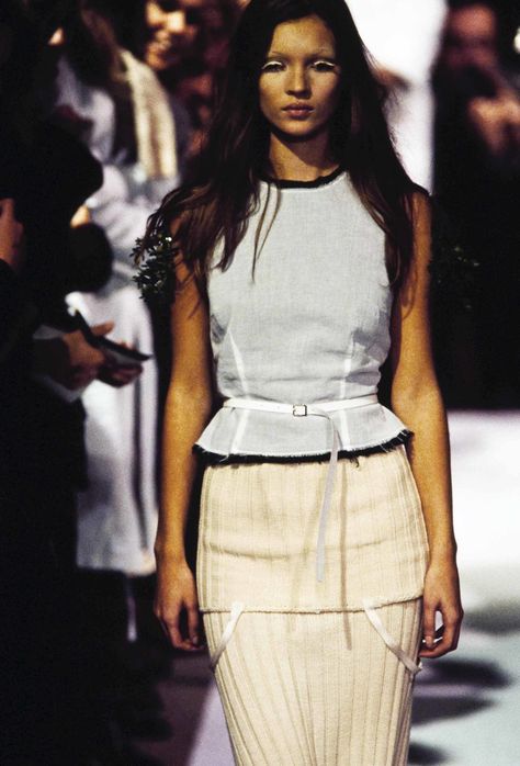 Maison Margiela Spring 1993 Ready-to-Wear Accessories Photos - Vogue 90s Fashion Show, Moss Fashion, Leotard Fashion, Daily Outfit Inspiration, Model Looks, Rei Kawakubo, Maxi Dress Online, Martin Margiela, Runway Collection