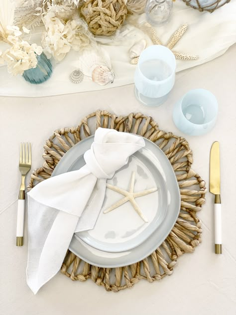 Coastal Chic Bridal Shower Ideas, Beach Themed Rehearsal Dinner Ideas, Beach Boho Table Setting, Coastal Grandma Bridal Shower Theme, Bridal Shower Coastal Theme, Bridal Shower Ideas Beachy, Coastal Bridal Shower Ideas, Coastal Baby Shower Theme, Sea Shell Wedding Table Decor