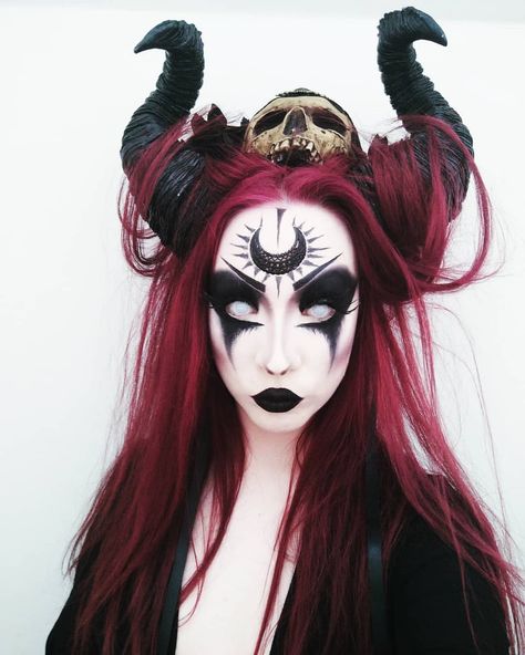 Demon Makeup, Brown Matte Lipstick, Devil Makeup, Halloween Make-up Looks, Halloweenský Makeup, Drag Make-up, Halloween Fest, Cool Halloween Makeup, Witch Makeup