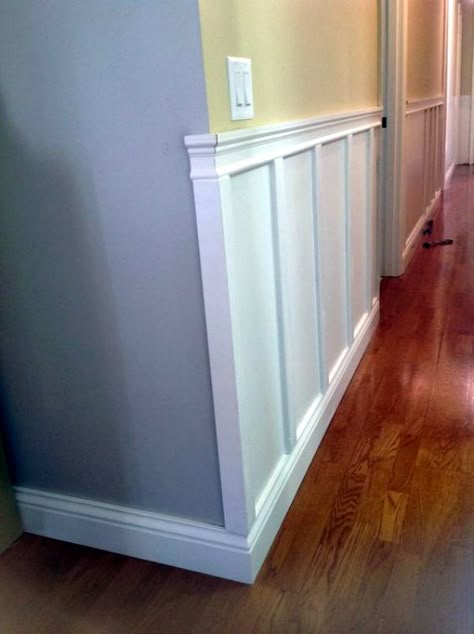 40 Simple Yet Classic Wainscoting Design Ideas - Bored Art Wainscoting Stairs, Baseboard Styles, Wainscoting Ideas, Painted Wainscoting, Wainscoting Bedroom, Dining Room Wainscoting, Wainscoting Styles, Diy Wainscoting, Wainscoting Panels