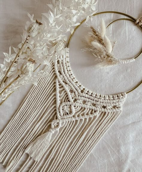 Makramee Am Ring, Macrame Hoop, Macrame Rings, Makramee Diy, Macrame Wedding, Macrame Wall Hanging Diy, Macrame Wall Hanging Patterns, Dried Flower Wreaths, Macrame Hanger