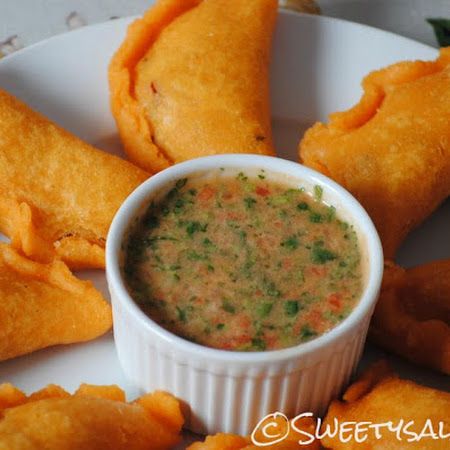 Colombian Empanadas w/Hot Sauce Colombian Sauces, Colombian Empanadas, Columbian Food, Columbian Recipes, Colombian Cuisine, Colombian Recipes, Hispanic Kitchen, Beef Empanadas, Hot Sauce Recipes