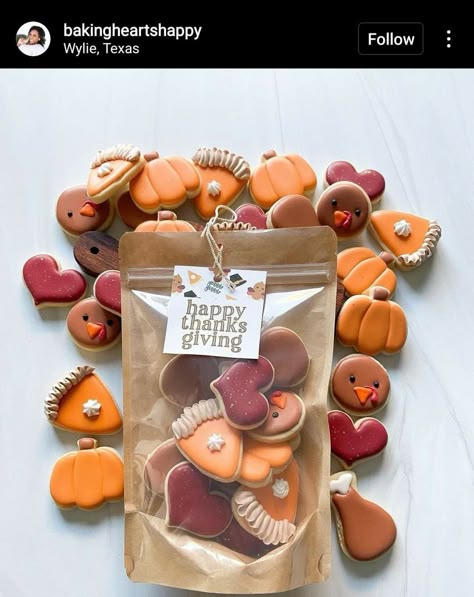 November Cookie Ideas, Thanksgiving Mini Cookies, Thanks Giving Royal Icing Cookies, Mini Thanksgiving Cookies Decorated, Cute Thanksgiving Cookies, Thanksgiving Cookie Tray Ideas, Simple Thanksgiving Cookies Royal Icing, Thanksgiving Mini Cookies Decorated, Thanksgiving Royal Iced Cookies