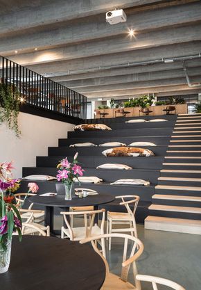 Antwerp co-working space encourages occupants to explore its spaces Coworking Space Design, Cafe Seating, 카페 인테리어 디자인, Creative Workspace, Coffee Shop Design, Workplace Design, Workspace Design, Cafe Interior Design, Coworking Space