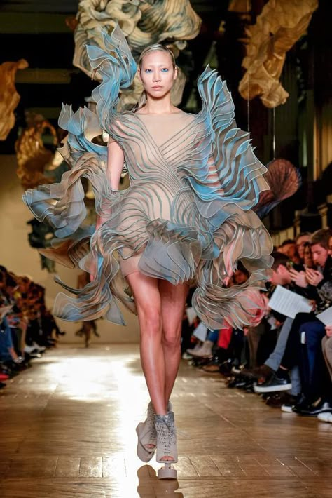 Soo Joo Park | 2019-11-10 Iris Van Herpen Couture, Water Fashion, Haute Couture Designers, Conceptual Fashion, Iris Van Herpen, Weird Fashion, Couture Designers, Live Fashion, Fashion Design Sketches