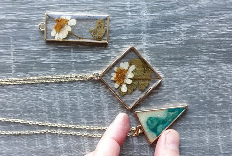 Guide: How to Make Resin Jewelry Make Resin Jewelry, How To Make Resin Jewelry, Resin Jewelry Tutorial, Resin Pendant Diy, Resin Jewlery, How To Make Resin, Flower Resin Jewelry, Wood Resin Jewelry, Making Resin Jewellery