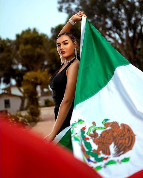 Flag Photoshoot, 18th Birthday Photoshoot, Woman King, College Graduation Photoshoot, Photography Poses Ideas, Unique Senior Pictures, Flag Ideas, Chola Style, Cholo Style