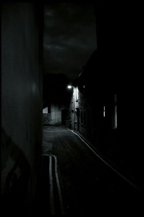 Dark alleyway Scary Alleyway, Dark Alleyway, Comic Background, Alley Way, Dark Aesthetics, Background Ideas, Foto Art, Dark Places, Dark Photography