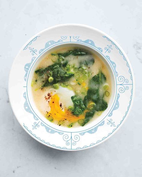 Egg-and-Miso Breakfast Soup.  Add mushrooms and ginger to taste. Breakfast Soup, Soup Healthy, Quick Healthy Breakfast, Miso Soup, Bowl Of Soup, Crescent Rolls, Egg Recipes, Best Breakfast, A Bowl