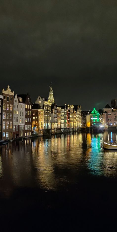 Amsterdam on a Christmas night Amsterdam Aesthetic Night, Amsterdam In December, Amsterdam At Night, Amsterdam Christmas, Amsterdam Night, Amsterdam Wallpaper, Amsterdam Winter, Gap Year Travel, Amsterdam Photos