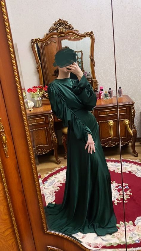 Emerald Dress Formal Classy, Long Elegant Dresses Classy, Emerald Dress Outfit, Emerald Dress Formal, Evening Dress With Sleeves, Simple Long Dress, Emerald Dress, Fashion Dresses Formal, Soiree Dress