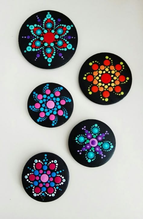 Mandala Template Design, Lace Template, Dot Mandalas, Mandala Painted Rocks, Mandala Rock Art, Mandala Dot Painting, Paint Fabric, Rock Painting Ideas Easy, Rock Painting Patterns