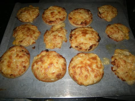 Cheese Crabmeat English Muffins - very easy to make, great for snacks, lunches, appetizers Crab Meat Appetizers, English Cheese, Crab Appetizer, English Muffin Recipes, Crab Meat Recipes, Meat Appetizers, English Muffins, Crab Recipes, Football Food