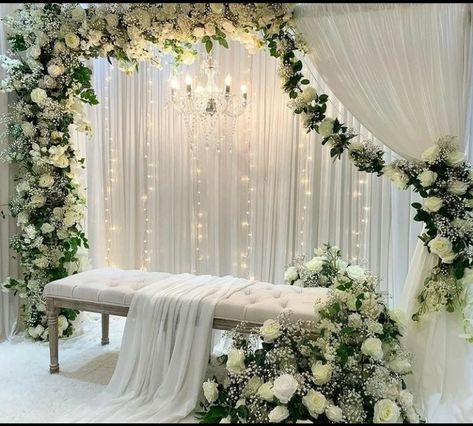 Hanging Flowers Wedding, Wedding Decorations Diy Centerpiece, Nikah Decor, Reception Stage Decor, Jasmine Wedding, Wedding Stage Decor, Wedding Background Decoration, Simple Wedding Decorations, Wedding Stage Design