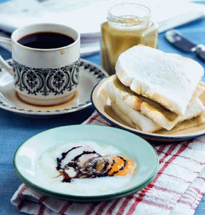 Singaporean Breakfast, Singapore Hawker, Kaya Toast, Banana Pancake, Restaurant China, Singapore Food, Soft Boiled Eggs, Breakfast Toast, Artisan Food