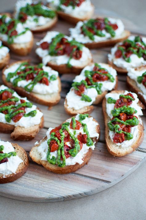 Pretty in Pistachio | Roasted Tomato Crostini with Basil Pesto Pesto Appetizers, Vegan Apps, Crostini Appetizers, Basil Pesto Recipes, Confort Food, Crostini Recipes, Roasted Cherry, Tomato Pesto, Roasted Cherry Tomatoes