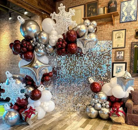 Holiday Event Centerpieces, Balloon Christmas Backdrop, Christmas Decor Ideas Event, Christmas Decorations Party Events, Christmas Backdrop Balloons, Christmas Decor Event, Christmas Decor With Balloons, Christmas Balloon Photo Backdrop, Formal Christmas Party Decorations