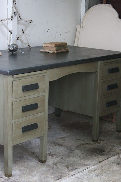 Diy Teacher Desk, Teacher Desk Makeover, Desk Makeover Diy, Teachers Desk, Desk Redo, Teacher's Desk, Painting Wooden Furniture, Furniture Flip, Painted Desk