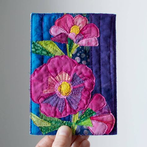 KAROLINA BĄKOWSKA (@karolina.bcraft) • Instagram photos and videos Postcard Quilts, Free Motion Embroidery Applique, Pig Quilt, French Roses, Raw Edge Applique, Fabric Postcards, Fabric Cards, Free Motion Embroidery, Quilted Fabric