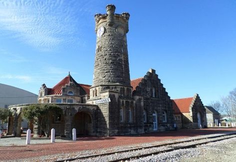 Santa Fe Depot – Shawnee, Oklahoma - Atlas Obscura Shawnee Oklahoma, Oklahoma History, Atlas Obscura, Train Depot, Paris City, American West, Medical History, Mexico City, Beijing