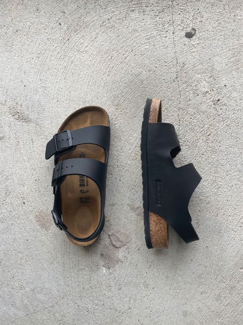 New Birkenstock trendy fall fashion. Cute new shoe style with best comfort and support. Birkenstock Back Strap, Milano Birkenstock Outfit, Birkenstock Milano Outfit Women, Black Birkenstock Outfit, Birkenstocks Aesthetic, Birkenstock Aesthetic, Birkenstocks With Socks, Black Sandals Outfit, Summer Birkenstock