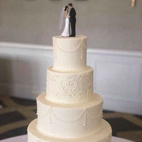 Wedding Cake Favors, Wedding Cake Simple Elegant, 2 Tier Wedding Cakes, Italian Wedding Cakes, Disney Wedding Cake, Big Wedding Cakes, Classic Elegant Wedding, Winter Wedding Cake, Classic Wedding Cake