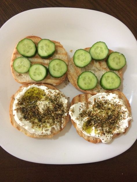 Labneh And Zatar, Labneh Breakfast, Monkey Bites, Diet Breakfast, Breakfast Toast, Healthy Sweets Recipes, Vegetarian Food, Healthy Sweets, Sweets Recipes