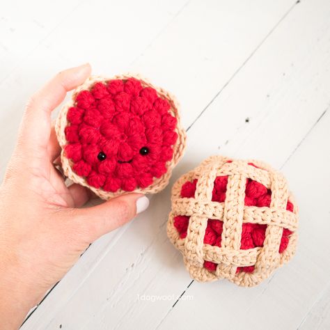 hand holding fruit tart and small cherry pie Crochet Amiguri, Pi Pie, Crochet Cherry, Fabric Food, Holding Fruit, Food Crochet, Foundation Half Double Crochet, Crochet Cake, Play Kitchens